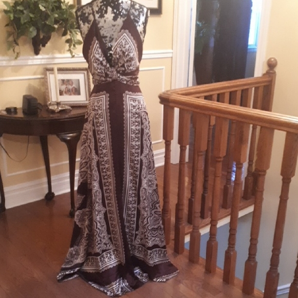 Elegant Black and White Maxi Dress - Picture 3 of 8